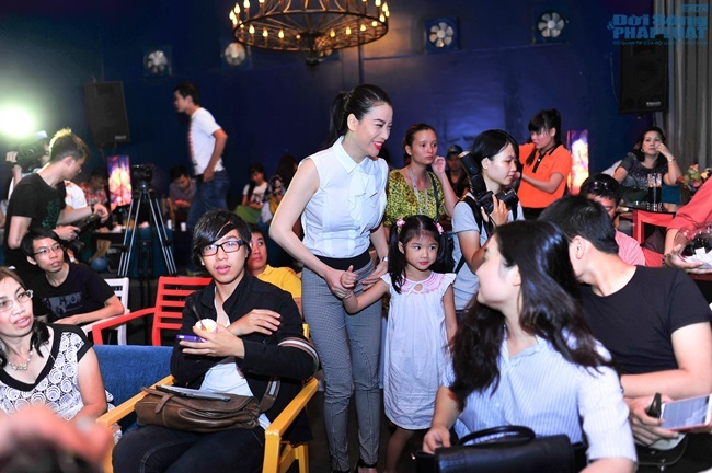 Trương Ngọc Ánh đưa con gái đi chơi Trung thu sớm